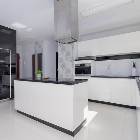 Wonderful Apartment Garden Residence By Noclegi Renters Krakow Bagian luar foto