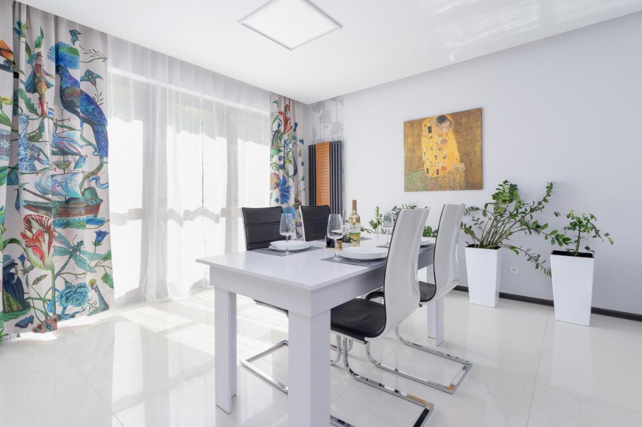 Wonderful Apartment Garden Residence By Noclegi Renters Krakow Bagian luar foto