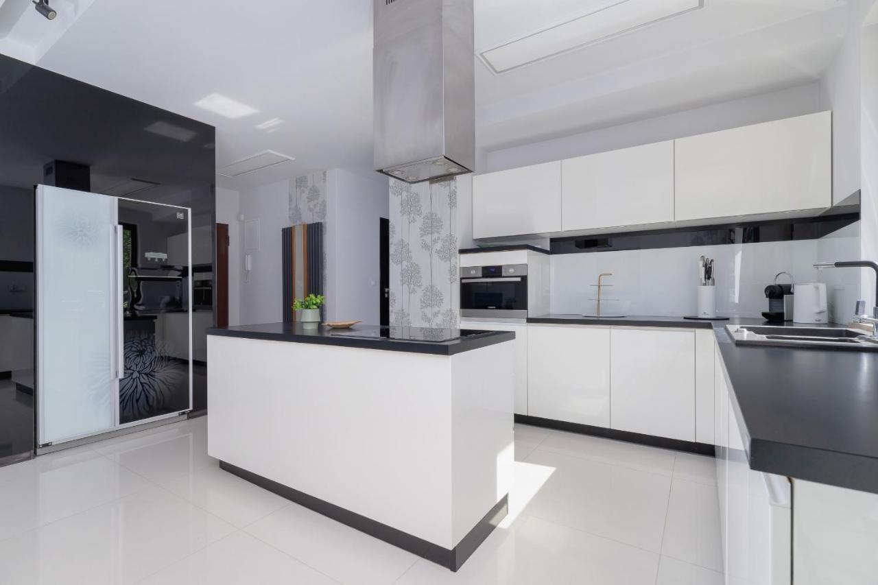 Wonderful Apartment Garden Residence By Noclegi Renters Krakow Bagian luar foto