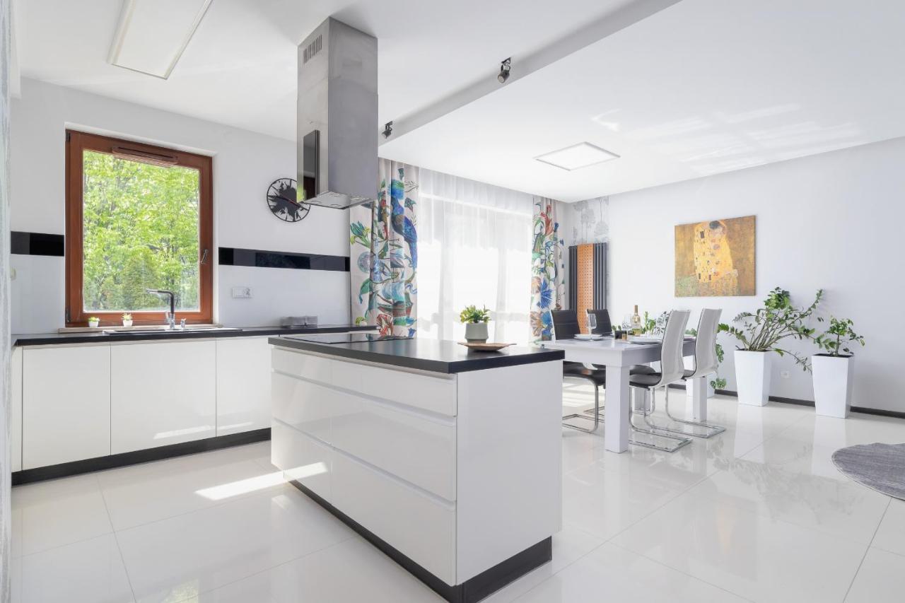 Wonderful Apartment Garden Residence By Noclegi Renters Krakow Bagian luar foto