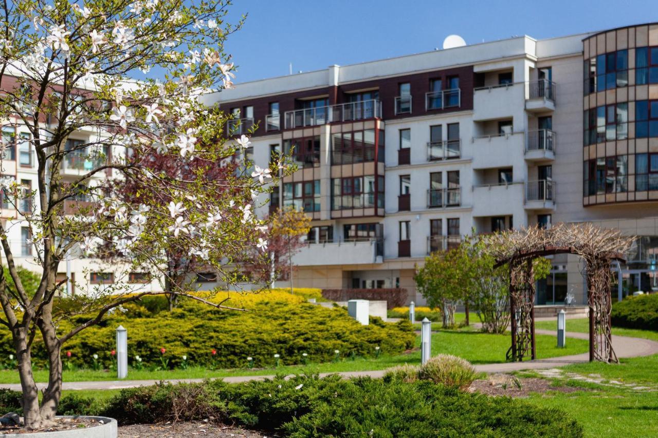 Wonderful Apartment Garden Residence By Noclegi Renters Krakow Bagian luar foto