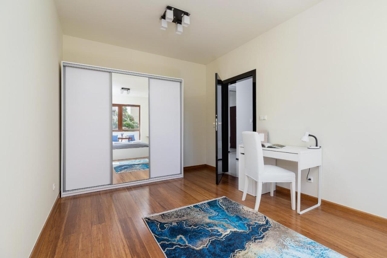 Wonderful Apartment Garden Residence By Noclegi Renters Krakow Bagian luar foto