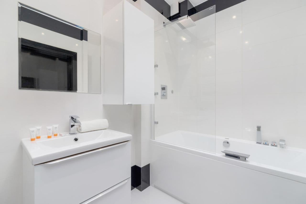 Wonderful Apartment Garden Residence By Noclegi Renters Krakow Bagian luar foto