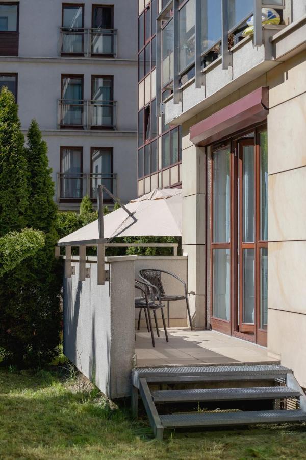 Wonderful Apartment Garden Residence By Noclegi Renters Krakow Bagian luar foto