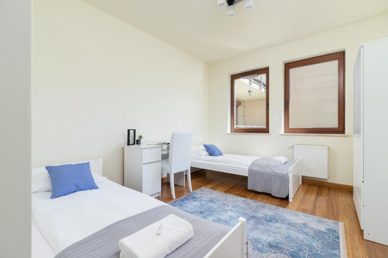 Wonderful Apartment Garden Residence By Noclegi Renters Krakow Bagian luar foto